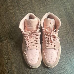 Jordan 1 mid Gold coral